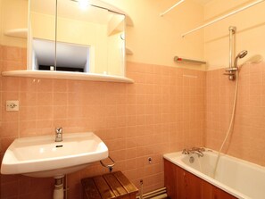 Bathroom - South-Facing 3-Room Apt Sleeps 6, Near Village Center and Ski Lifts (Les Carroz d'Arâches)