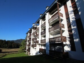 Exterior - South-Facing 3-Room Apt Sleeps 6, Near Village Center and Ski Lifts (Les Carroz d'Arâches)