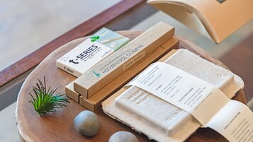 Una bandeja de madera con una caja de t-Series, un folleto y una pequeña planta.