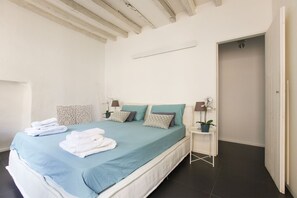 1 habitación, tabla de planchar con plancha, wifi gratis y ropa de cama