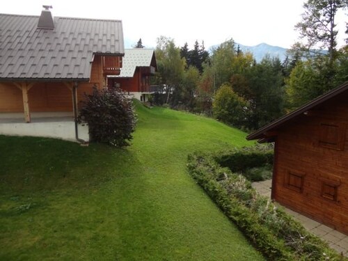 Gemütliches Chalet für 8 Personen, nah an Pisten und Dorf, mit Kamin und Parkplatz