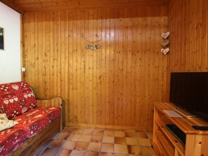 TV - Ski-In/Ski-Out Duplex for 5 with Balcony, Near Shops & Free Shuttle (Les Carroz d'Arâches)