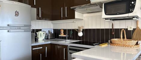 Frigorífico, microondas, horno y cafetera o tetera