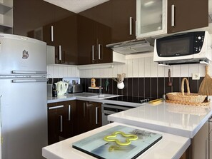 Kühlschrank, Mikrowelle, Ofen, Wasserkocher mit Kaffee-/Teezubehör