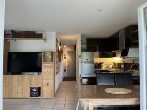 Kühlschrank, Mikrowelle, Ofen, Wasserkocher mit Kaffee-/Teezubehör