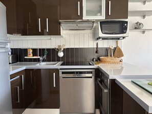 Kühlschrank, Mikrowelle, Ofen, Wasserkocher mit Kaffee-/Teezubehör