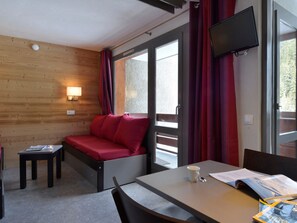 TV - Renovated divisible studio at the foot of the slopes with balcony (Plagne Bellecôte)