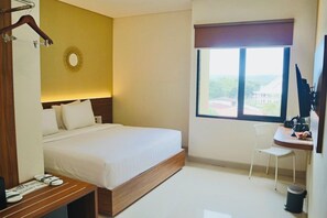 Desk, laptop workspace, free WiFi, bed sheets - Grand Papua Hotel Sentani (Sentani)