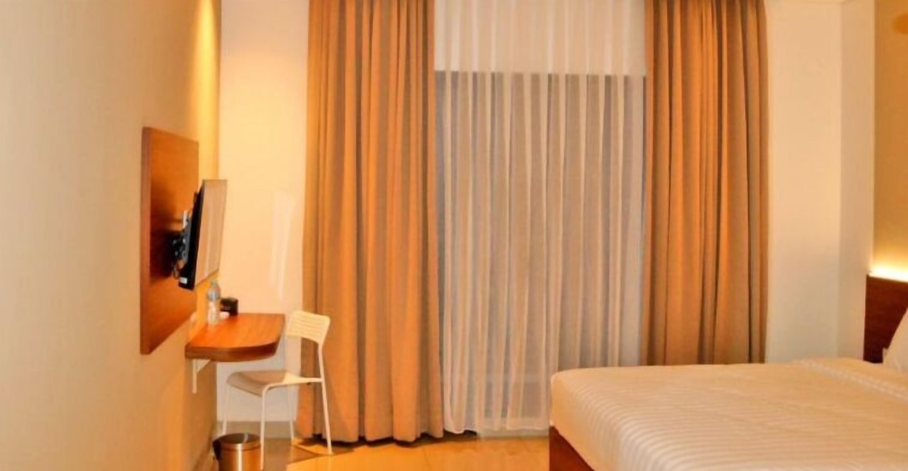 Desk, laptop workspace, free WiFi, bed sheets