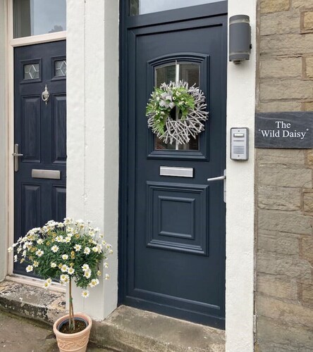 Great apartment 5 mins walk to shops and bars.