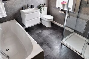Bathtub, hair dryer, towels, soap - Great apartment 5 mins walk to shops and bars. (Barnoldswick)