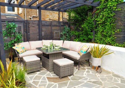 Stunning apartment + private garden. 5 mins walk to shops and bars.