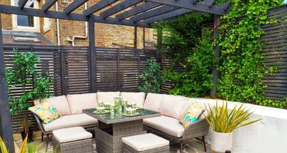 Stunning apartment + private garden. 5 mins walk to shops and bars.