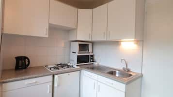 Een koelkast, een microgolfoven