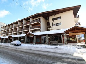 Hotel com vários andares, varandas, aluguer de esquis e restaurante chamado 'Cloé déco'.