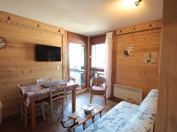 Interior - Cozy 1BR Apt Sleeps 4, Ski-In/Ski-Out, Parking, Dishwasher (Les Carroz d'Arâches)