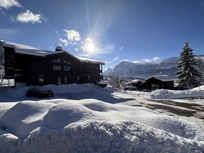 Exterior - Cozy 1BR Apt Sleeps 4, Ski-In/Ski-Out, Parking, Dishwasher (Les Carroz d'Arâches)