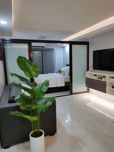 Spacious, Modern Condo & on the ground floor