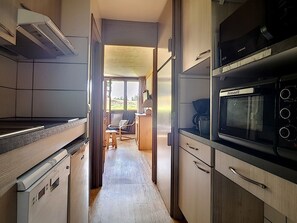 Een koelkast, een microgolfoven, een vaatwasser