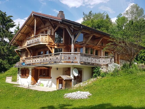 Cozy chalet for 12, 1km from slopes, 5 rooms, WiFi, fireplace, car shelter