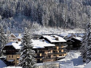 Exterior - Studio for 4 at the foot of the slopes, balcony, ski locker, TV (Les Carroz d'Arâches)