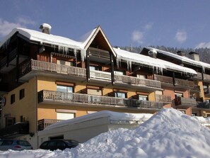 Exterior - Studio for 4 at the foot of the slopes, balcony, ski locker, TV (Les Carroz d'Arâches)