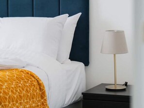 2 bedrooms, desk, iron/ironing board, WiFi