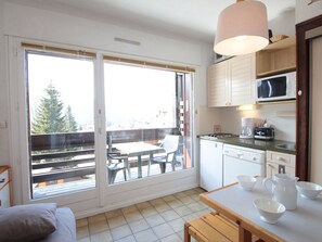 Interior - Cozy Studio for 4, Ski-In/Ski-Out, Balcony with Village Views (Les Carroz d'Arâches)