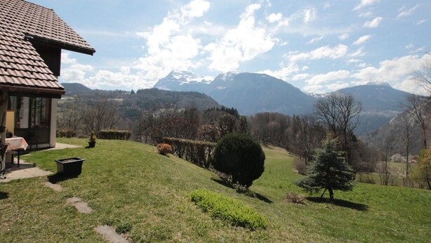 A house with a view of mountains and a clear sky. - Cozy Chalet 6p, 2BR, Near Ski Lifts, Garage, South-West Terrace (Arâches-la-Frasse)