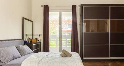 Spacious 4 bedroom terrace house near Straits Quay