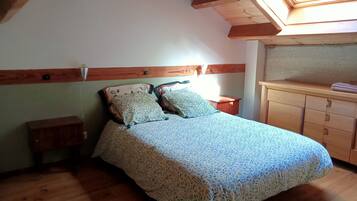 1 dormitorio, escritorio, tabla de planchar con plancha y cuna de viaje