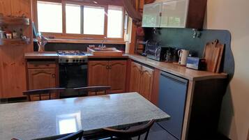 Frigorífico, microondas, horno y placa de cocina