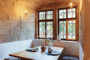 Superior Apartment, Private Bathroom, Courtyard View (Förster Wohnung) | Dining - Urlaub im Wasserschloss Irmelshausen (Höchheim)
