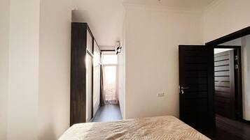 2 bedrooms, desk, iron/ironing board, travel crib