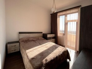 2 bedrooms, desk, iron/ironing board, travel crib