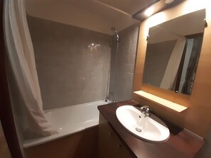 Hair dryer - Comfortable studio for 4, shaded balcony, parking & wifi (Brides-les-Bains)