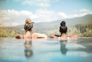 Seasonal outdoor pool, pool umbrellas, sun loungers - Ferrata Guesthouse (Csesznek)