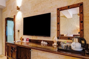 Superior Triple Room | 高級寢具、迷你吧、房內夾萬、書桌