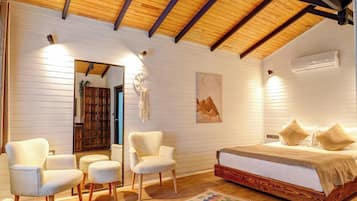 Bungalow Garden View Room | 迷你吧、客房內保險箱、書桌、筆電工作空間