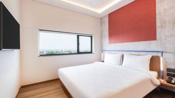 Ropa de cama de alta calidad y caja de seguridad en la habitación