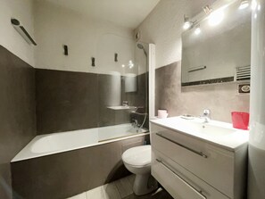 Towels - "Cozy Studio for 4, Ski-In/Ski-Out, Mountain Views, Near Shops" (Les Carroz d'Arâches)
