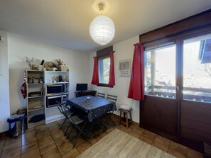 Dining - "Cozy Studio for 4, Ski-In/Ski-Out, Mountain Views, Near Shops" (Les Carroz d'Arâches)
