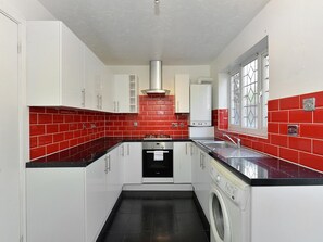 House, Multiple Beds | Private kitchen | Microwave, stovetop, electric kettle, highchair - Premium Cozy 2-bed HSE NR London Excel Free CAR PK (London)