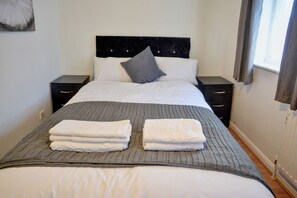 House, Multiple Beds | 2 bedrooms, iron/ironing board, free WiFi - Premium Cozy 2-bed HSE NR London Excel Free CAR PK (London)
