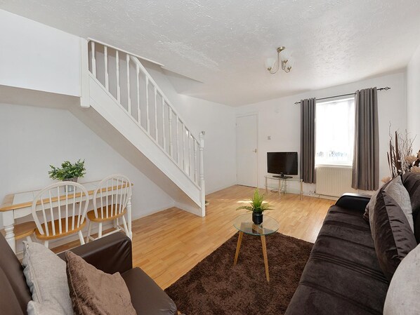 House, Multiple Beds | Living room - Premium Cozy 2-bed HSE NR London Excel Free CAR PK (London)