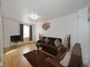 House, Multiple Beds | Living room - Premium Cozy 2-bed HSE NR London Excel Free CAR PK (London)