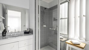 Combined shower/tub, towels