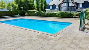 Una piscina al aire libre, una piscina climatizada