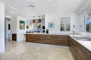 冰箱、微波炉、烤箱、炉灶