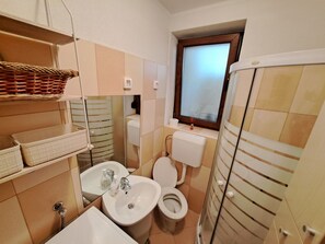 Studio | Bathroom | Shower, towels - Studio Nina Apartment (Novigrad)